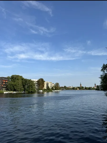 Schöne Zwei Zimmer Wohnung an der Spree — photo 1
